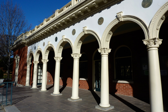 Pied_Pk_welcome_bldg_arches.jpg