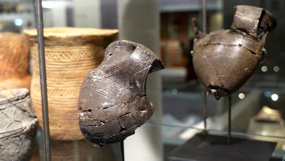 Shale cups burial SalisburyMuseum