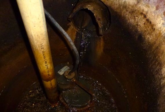 Sump pump pit with strong incoming flow